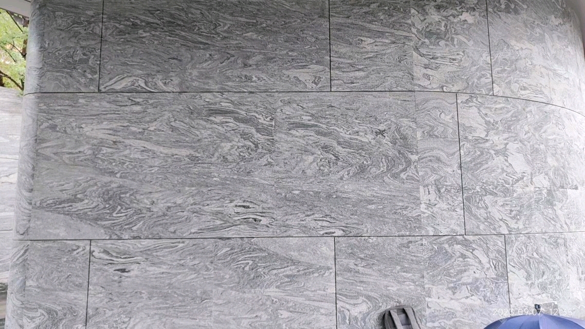 別墅高端石材應(yīng)用：夜里雪花崗巖外墻干掛與樓梯臺(tái)階踏步石加工